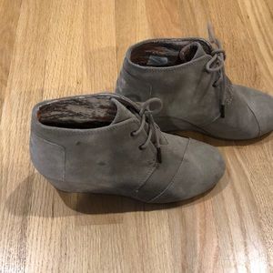 Toms tan suede wedges 7 great condition